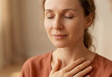 Момент осознанного внимания к телу — когда она «дышит» в ощущение, а не убегает от него.