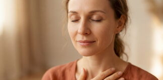 Момент осознанного внимания к телу — когда она «дышит» в ощущение, а не убегает от него.