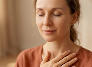 Момент осознанного внимания к телу — когда она «дышит» в ощущение, а не убегает от него.